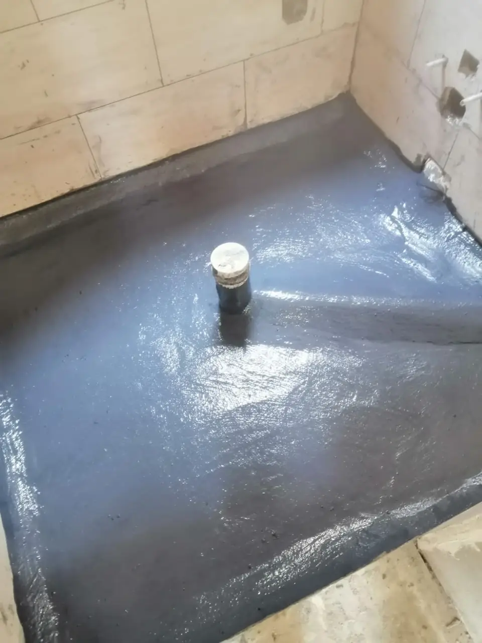 عزل أرضية حمام ببيتومين سائل حول نقطة الصرف