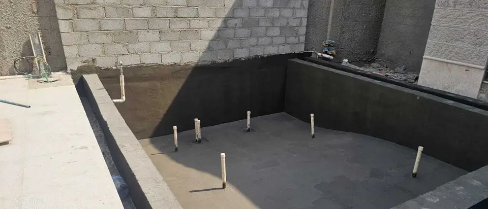 عزل بيتوميني سائل داخل حوض خرساني مع معالجة المواسير