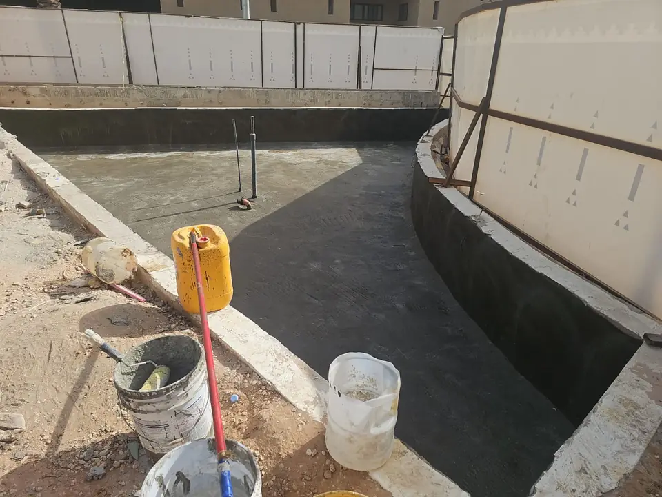 عزل بيتوميني سائل لحوض خرساني منحني قبل الردم