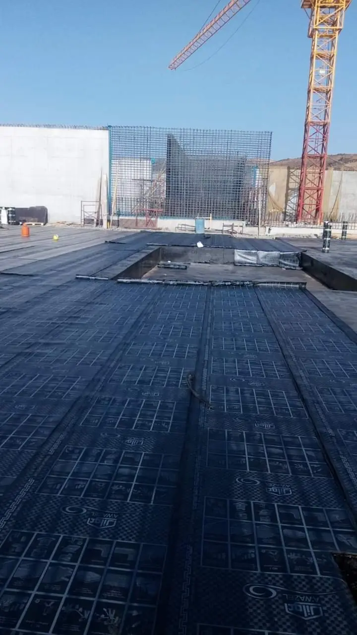 Bitumen membrane installation with correct roll overlaps