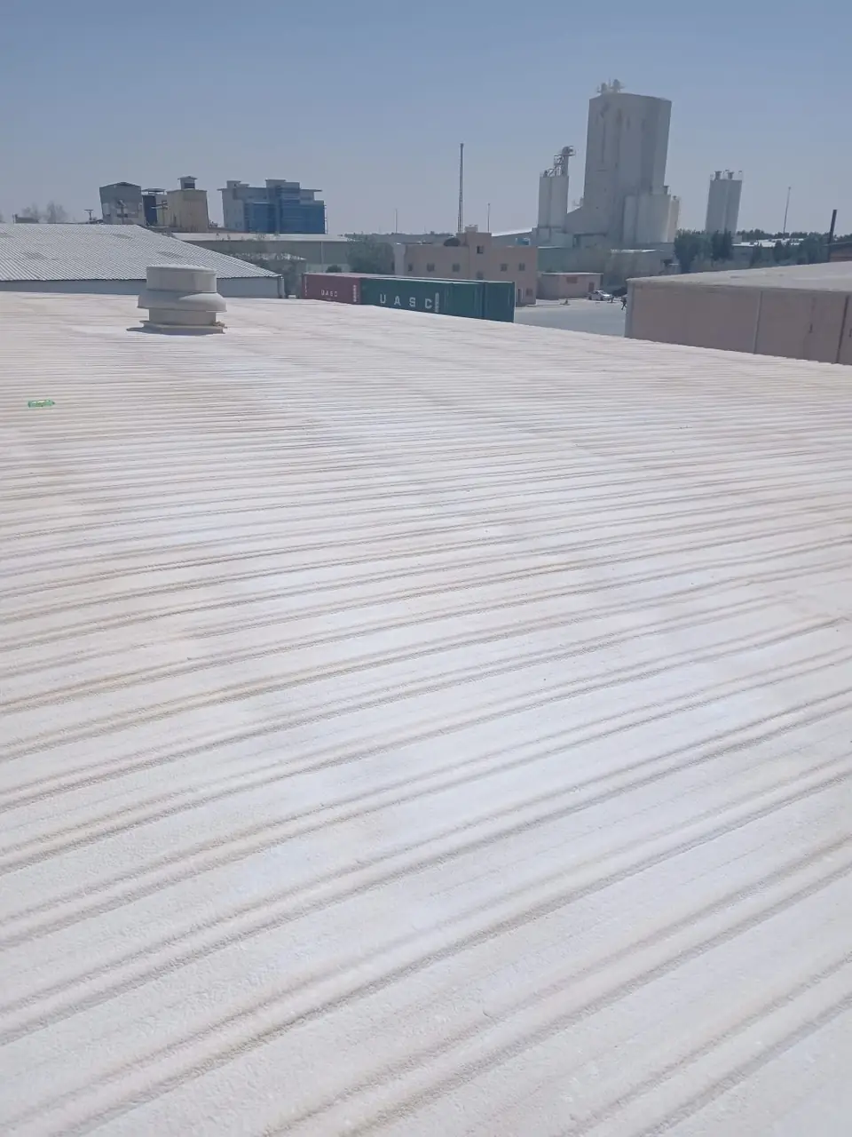 سطح صاج مموج بعد رش الفوم الأبيض بتغطية متجانسة