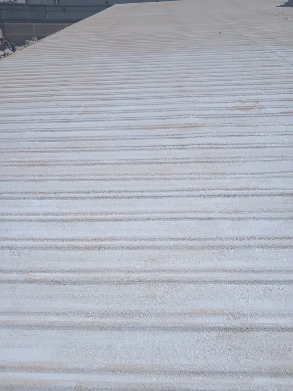 Seamless foam layer on a warehouse roof