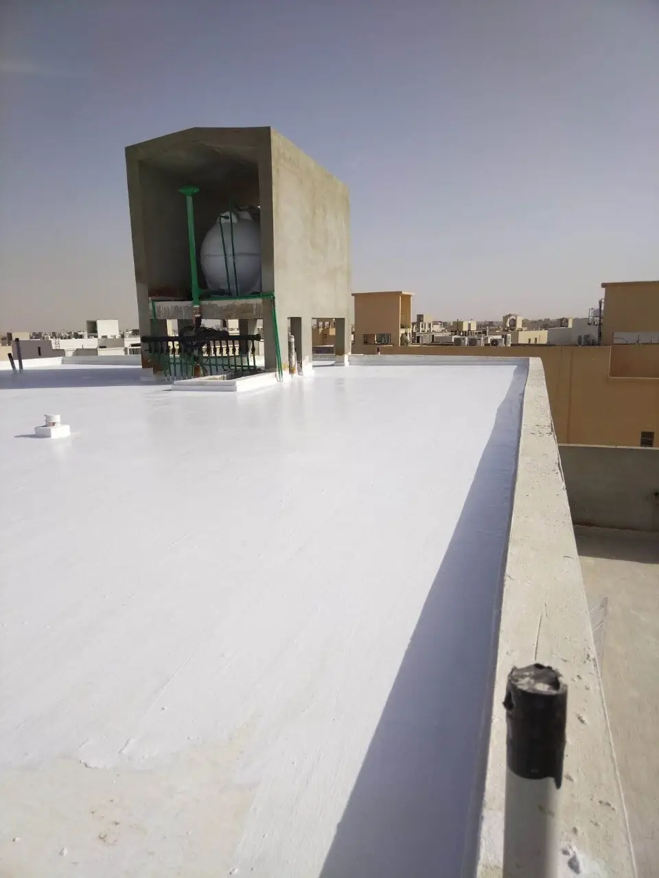 سطح سكني مكتمل بعد الفوم وطبقة الأكريليك العاكسة
