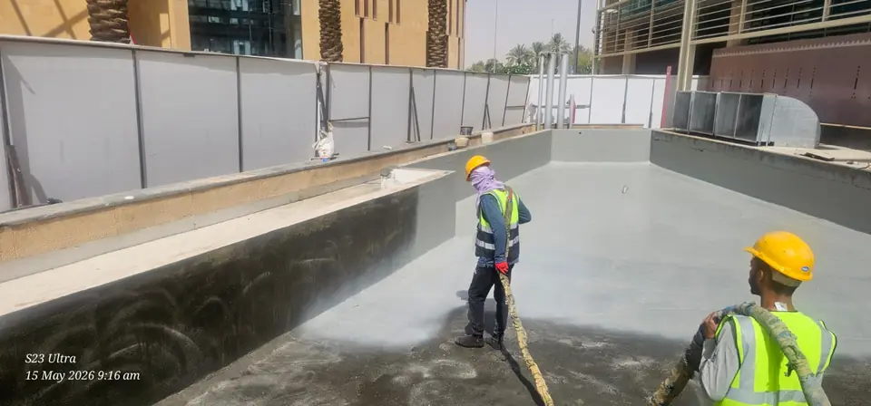 رش البوليوريا على أرضية حوض خرساني في مشروع تجاري بالرياض