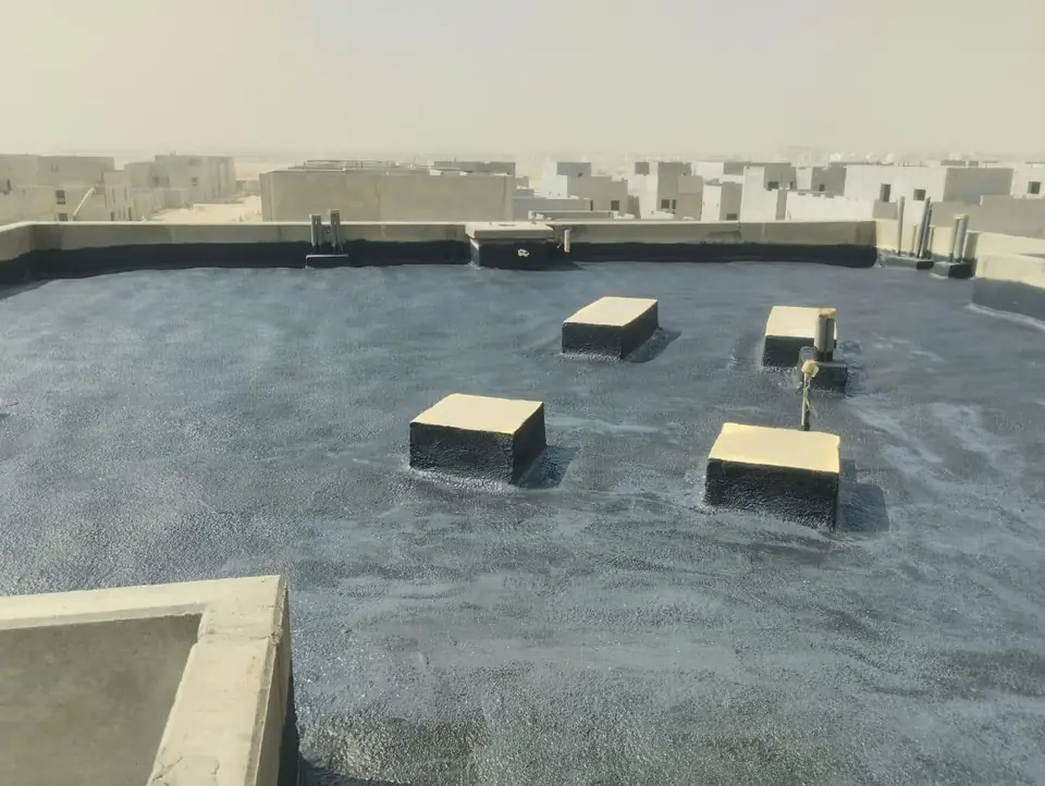 عزل مائي رمادي متصل على سطح خرساني حول القواعد